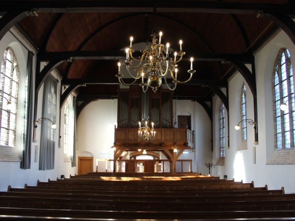 Kerkzaal richting orgel