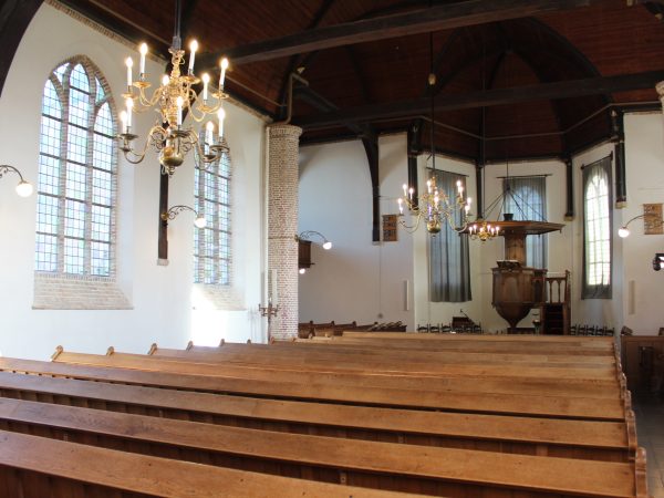 Kerkzaal richting preekstoel